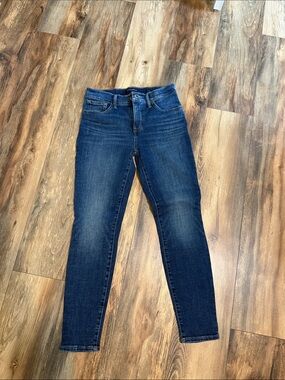 Lucky Brand Women's mid rise Skinny Jeans in Dark Blue Wash.